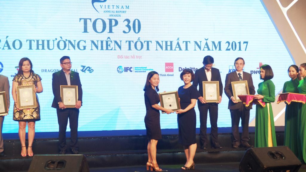 Bà Trà Thanh Trà – Phó Tổng Giám đốc công ty Khang Điền nhận giải thưởng “Top 30 Báo cáo thường niên tốt nhất năm 2017”. Find Home
