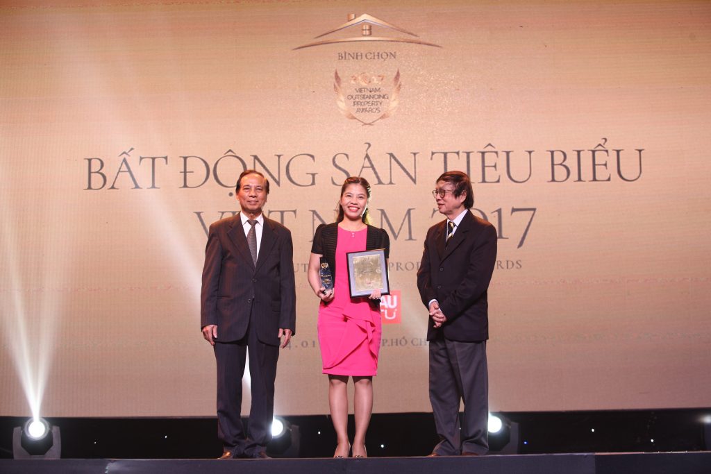 Khang Điền nhận giải thưởng " Nhà phát triển Bất Động Sản tiêu biểu Việt Nam 2017" do Tạp chí Nhịp cầu đầu tư tổ chức.
