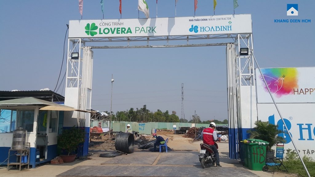 Khu chung cư dự án căn hộ Lovera Park Bình Chánh mới chỉ dựng cổng công trình và hàng rào bảo vệ, chưa triển khai xây dựng. Ảnh: Khang Điền HCM