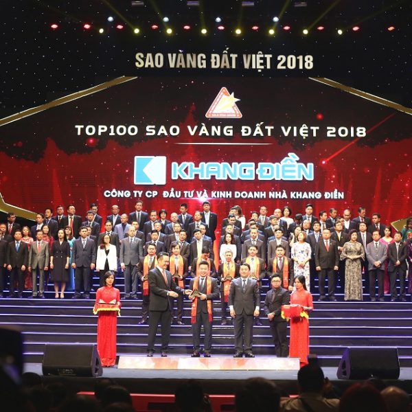 Đai diện các doanh nghiệp đạt top 100 sao vang đất việt năm 2018 nhận kỷ niệm chương - Khang Điền HCM