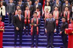 Đại diện Khang Điền nhận giải thưởng sao vàng đất việt 2018 - Khang Điền HCM