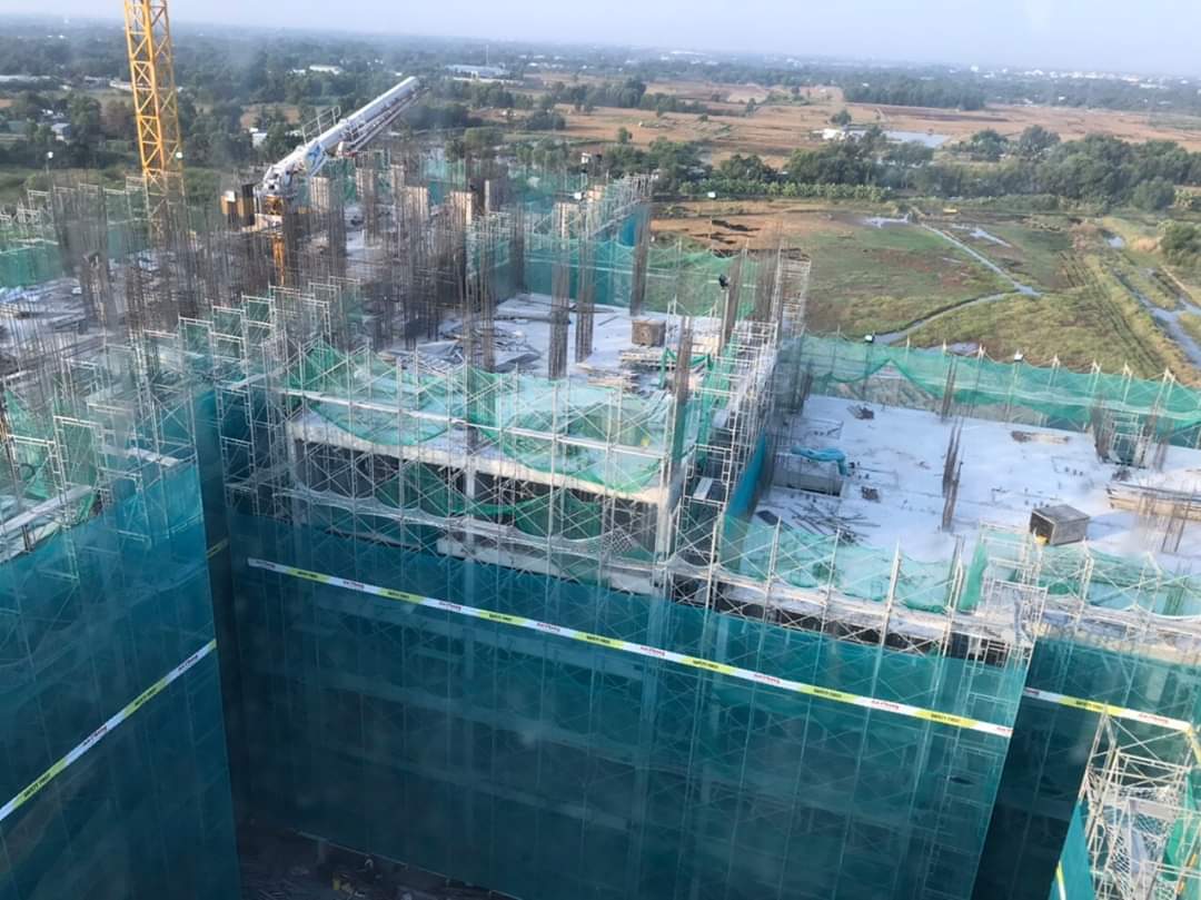 Block D đang tiến hành thi công lắp dựng cốt thép cột vách tầng 9-10 - Khang Điền HCM