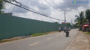 Mặt tiền đường Trịnh Quang Nghị lộ giới 60m đã được rào lại để thi công Shophouse - Khang Điền HCM