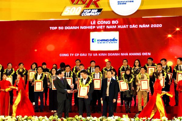 Đại diện Khang Điền nhận giải Top 50 doanh nghiệp Việt Nam xuất sắc năm 2020 - Khang Điền HCM