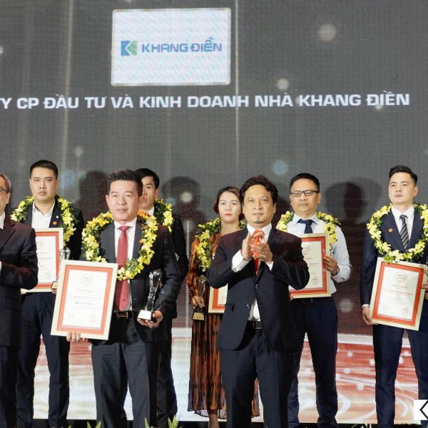 Đại diện Công ty cổ phần đầu tư và kinh doanh nhà Khang Điền nhận giải Top 10 CĐT Bất động sản uy tín năm 2021 - Khang Điền HCM