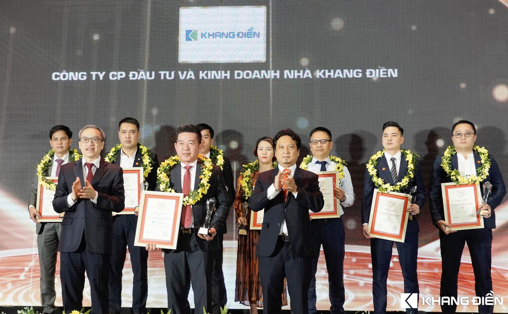 Đại diện Công ty cổ phần đầu tư và kinh doanh nhà Khang Điền nhận giải Top 10 CĐT Bất động sản uy tín năm 2021 - Khang Điền HCM