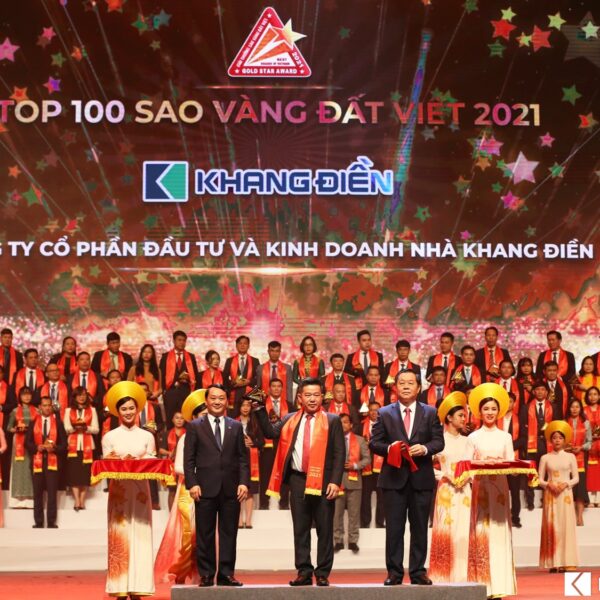 Đại diện công ty Khang Điền vinh dự nhận giải thưởng từ ban tổ chức Sao vàng đất việt - Khang Điền HCM