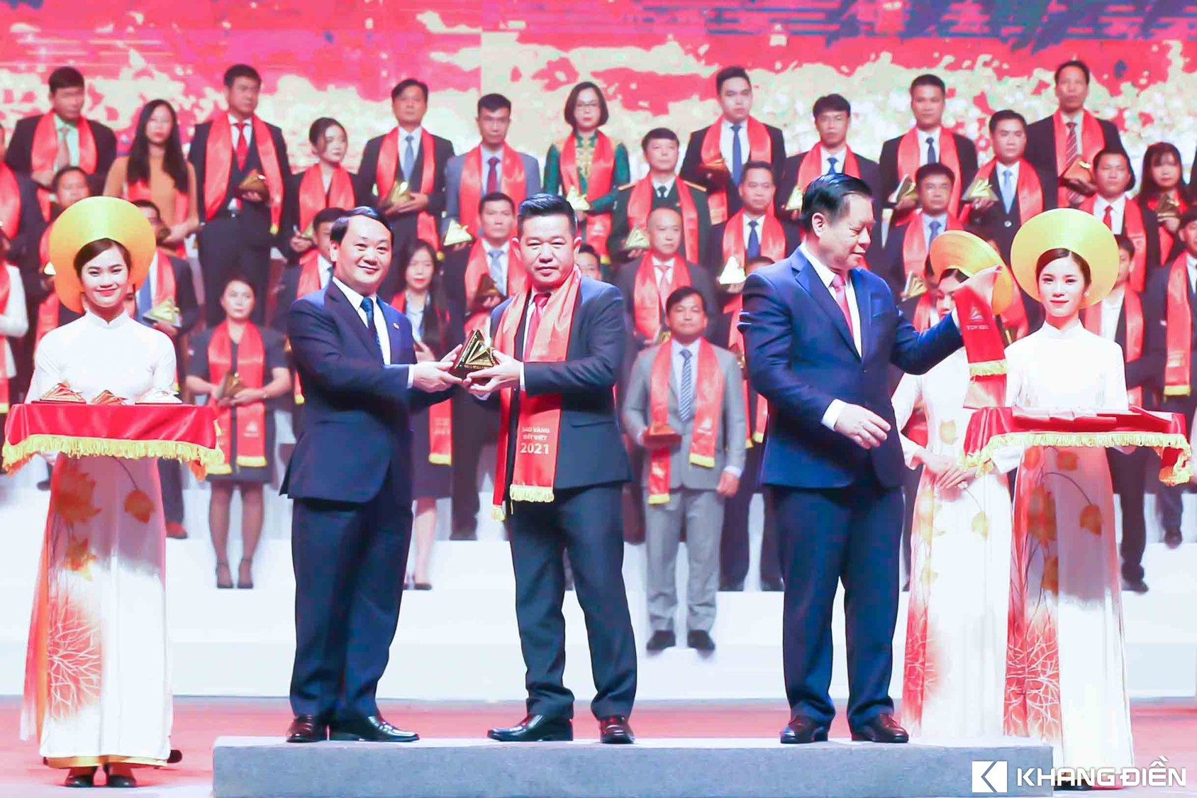 Đại diện công ty Khang Điền tại lễ trao giải 2021 - Khang Điền HCM