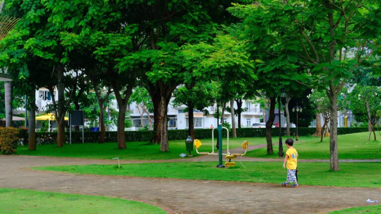 Khung cảnh xanh mát tại công viên trung tâm Khu nhà phố Lovera Park - Khang Điền HCM