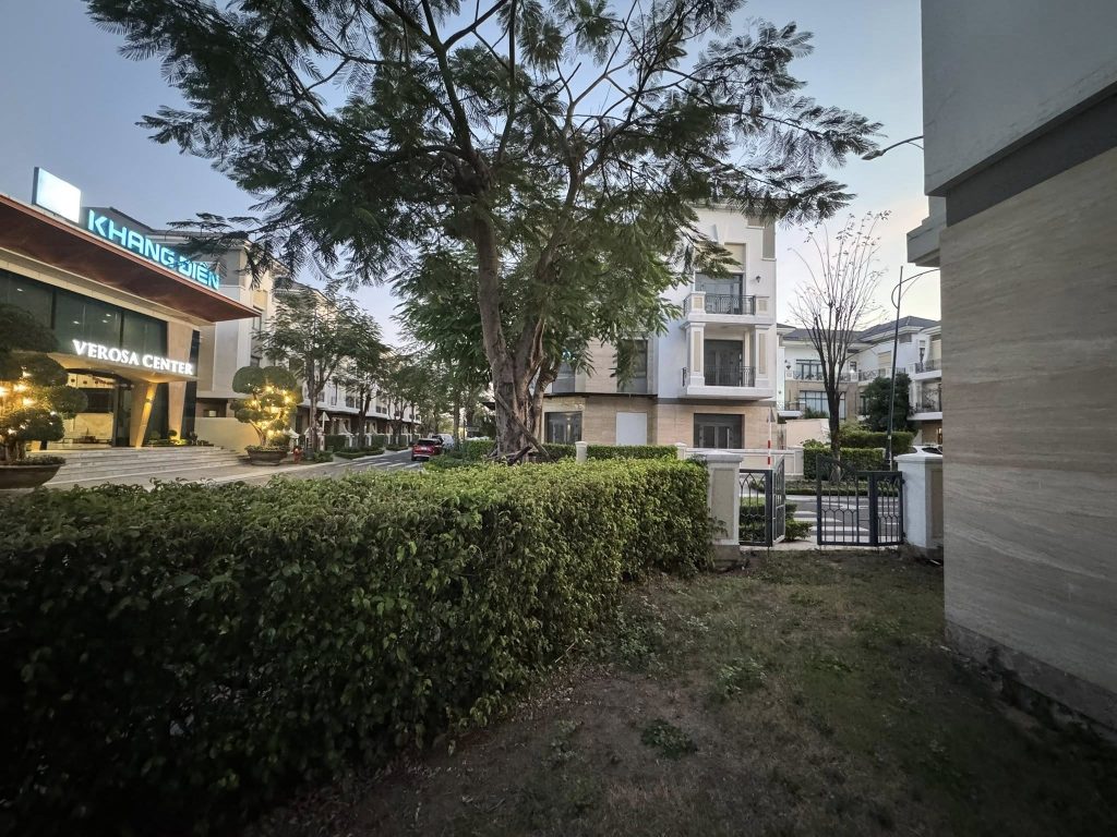 Bên hông căn Biệt thự góc Verosa Park. Khách hàng có thể trồng cây hoặc làm tiểu cảnh.