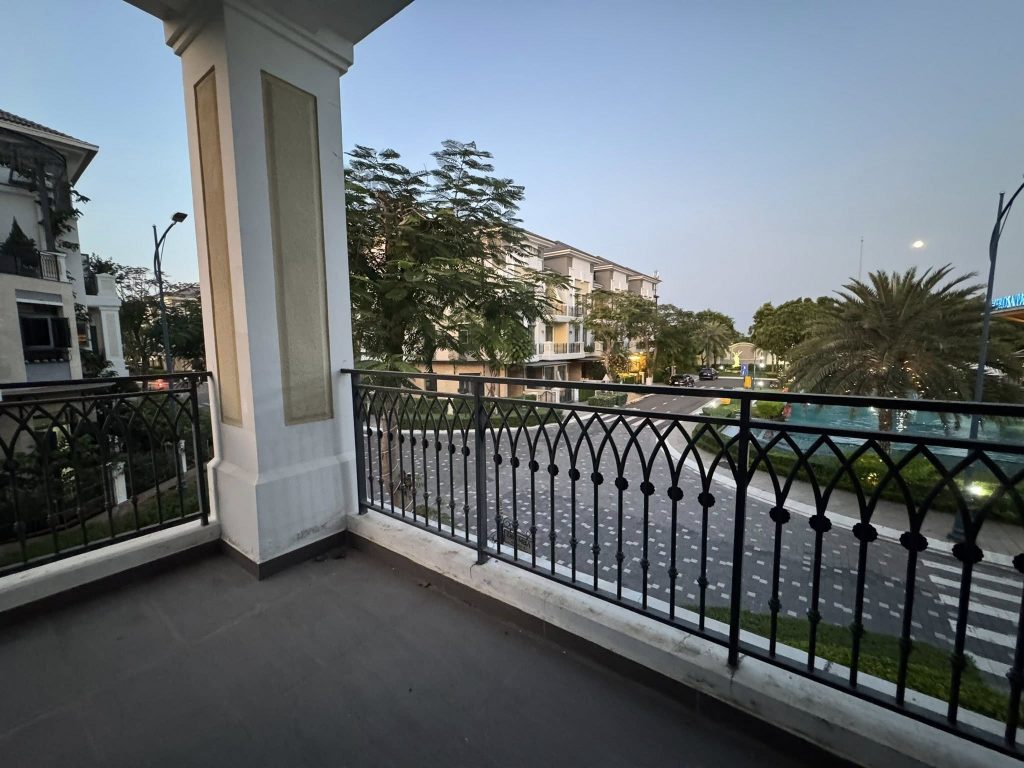 Ban công tầng 1 căn Biệt thự góc Verosa Park Khang Điền