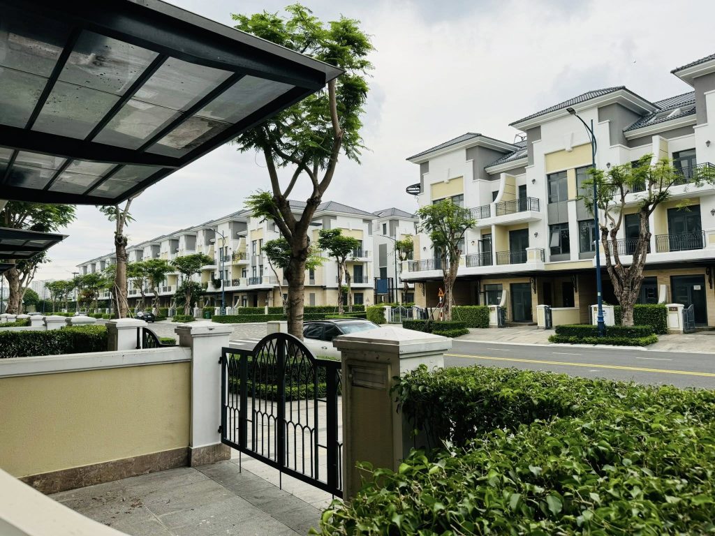 Trước nhà căn góc Verosa Park Khang Điền