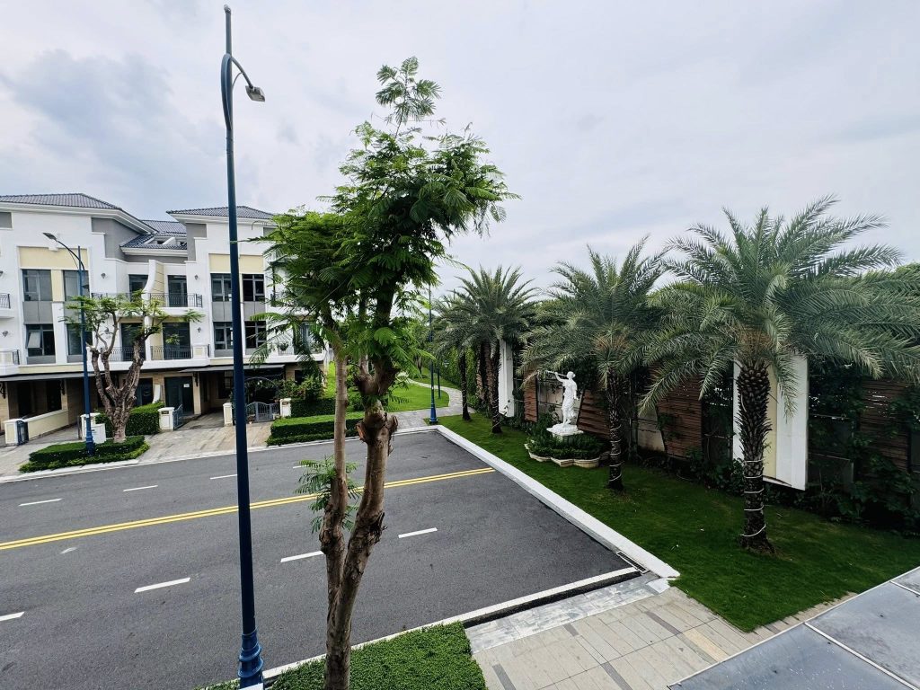 Nhìn từ ban công tầng 1 căn góc Verosa Park Khang Điền