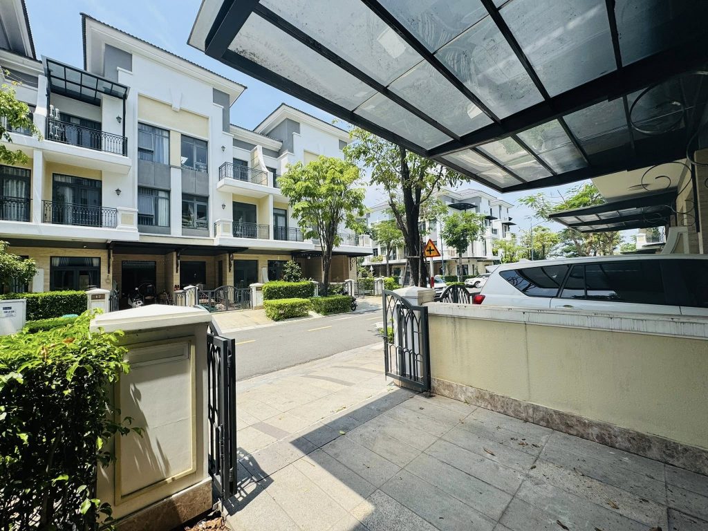 Đường trước nhà phố Verosa Park rộng 12m
