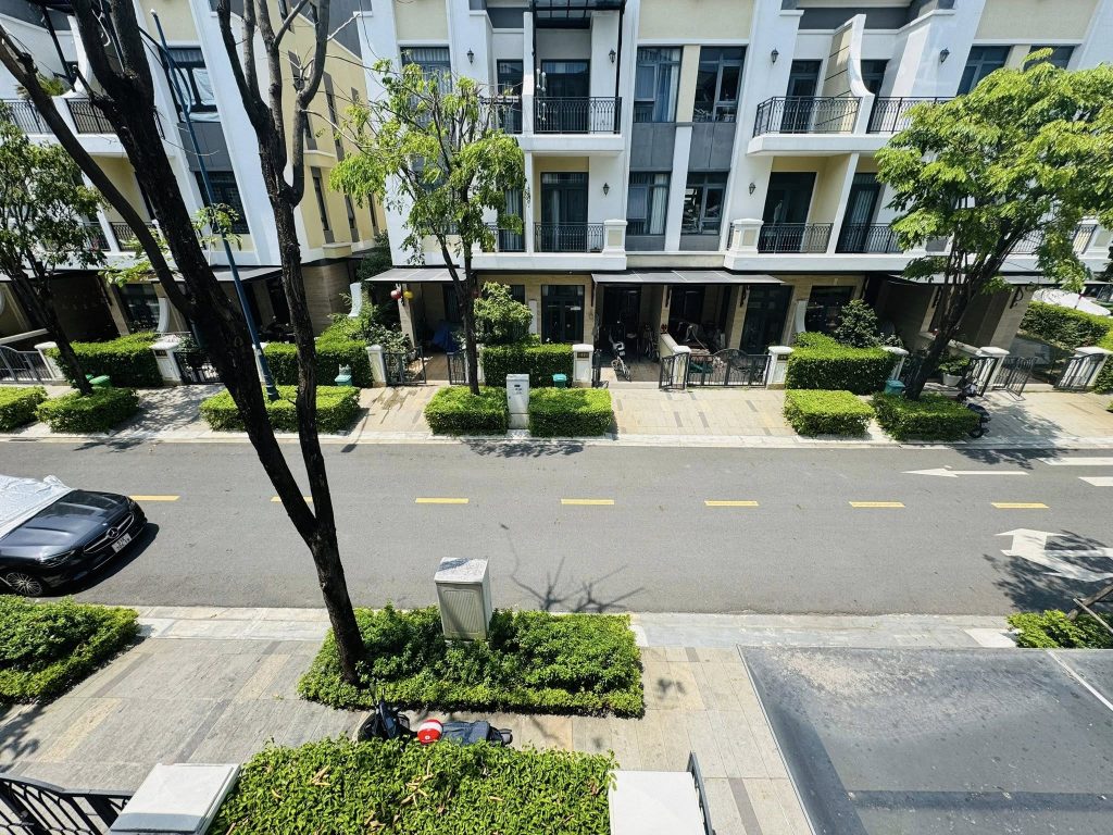 Từ ban công nhà phố Verosa Park nhìn ra phía trước